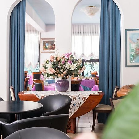 Hotel Barbiani Римини Екстериор снимка