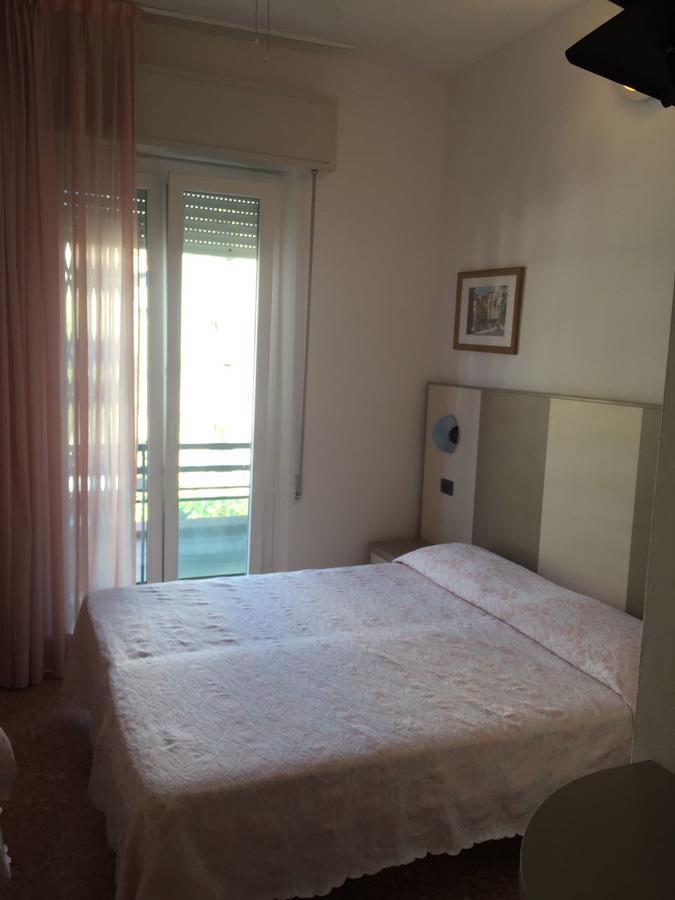 Hotel Barbiani Римини Екстериор снимка