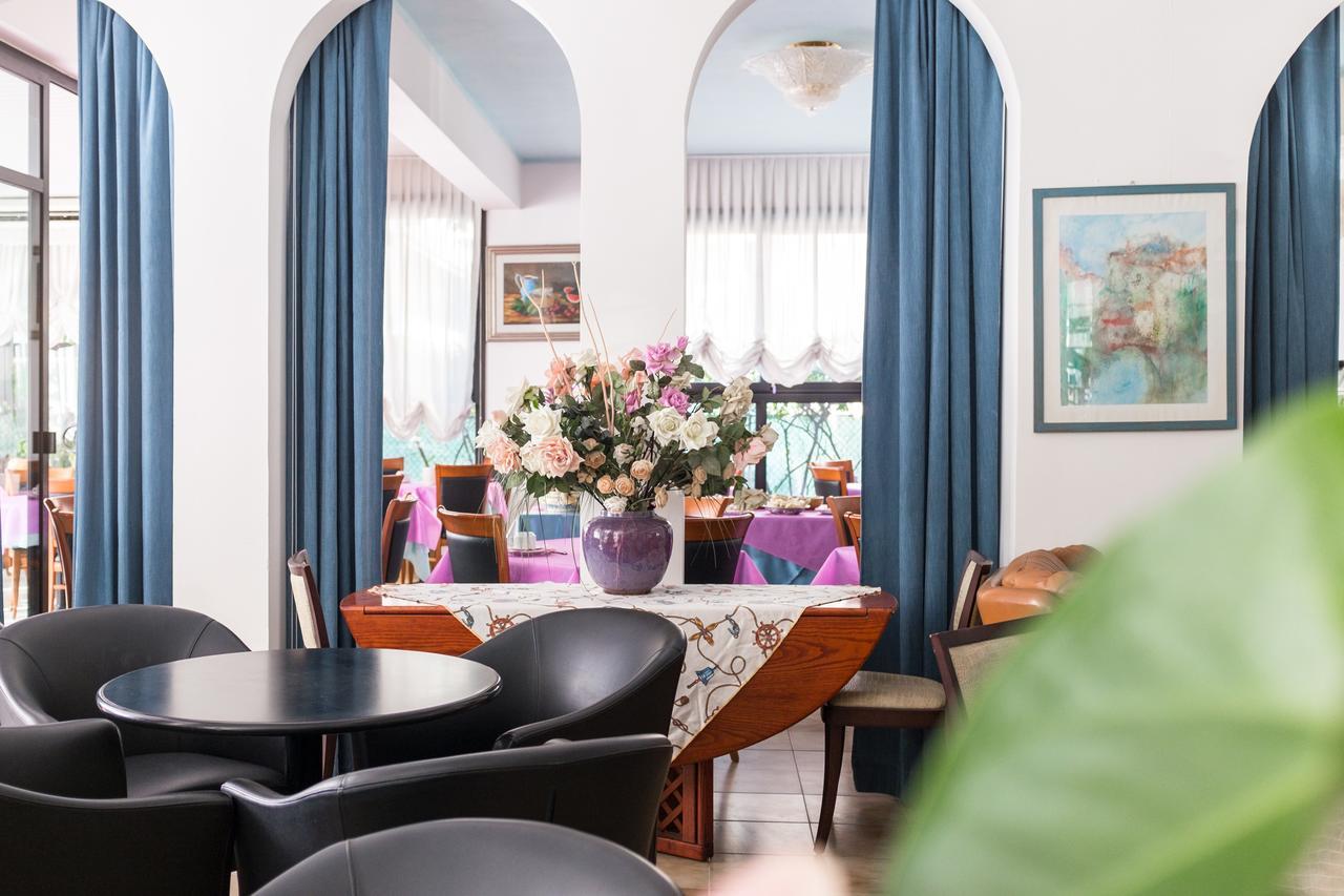 Hotel Barbiani Римини Екстериор снимка