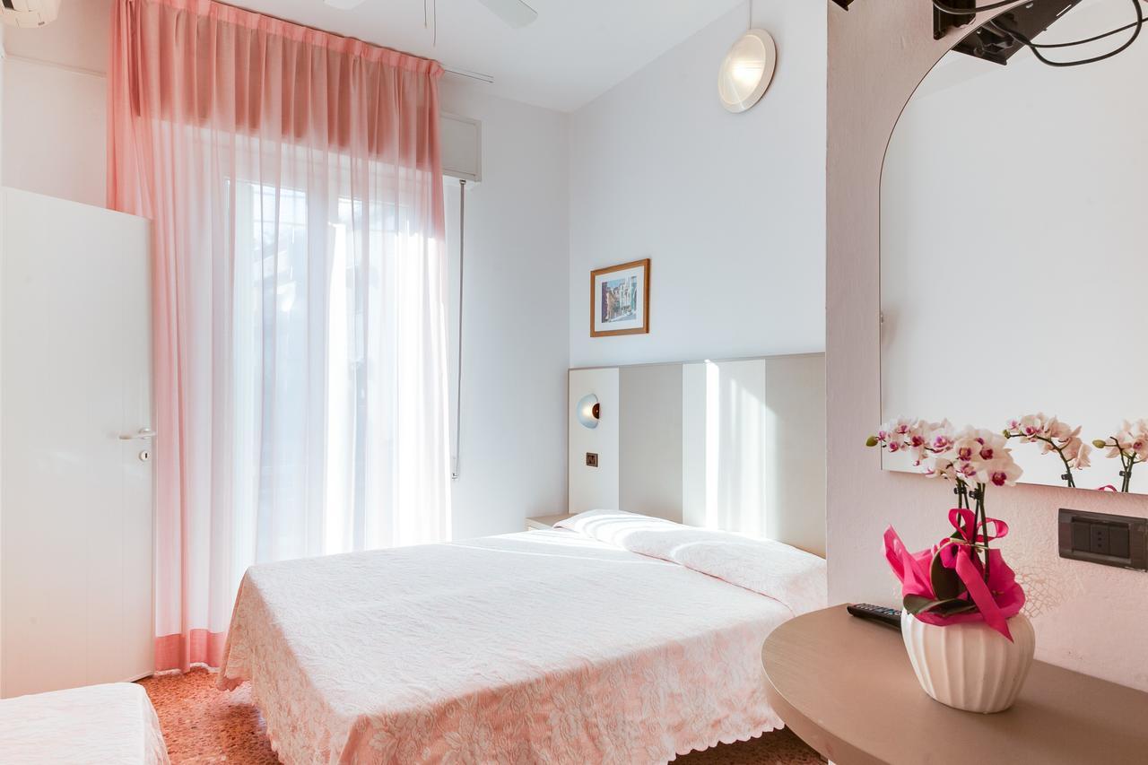 Hotel Barbiani Римини Екстериор снимка