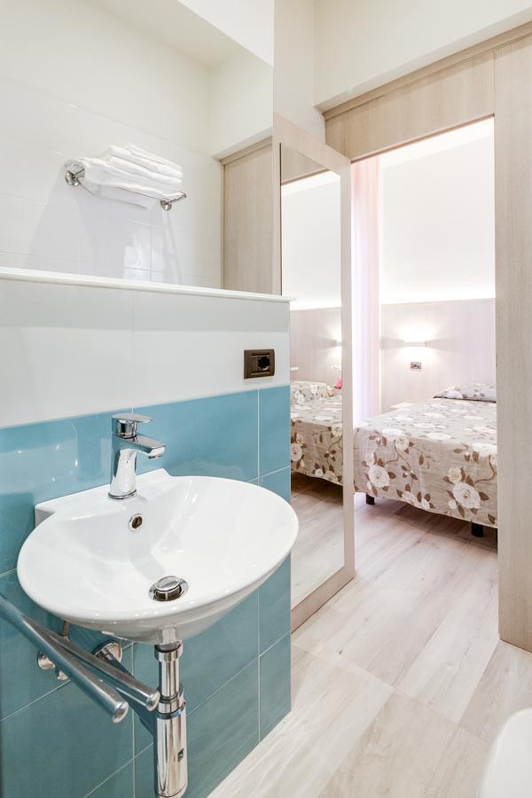 Hotel Barbiani Римини Екстериор снимка