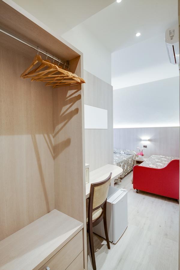 Hotel Barbiani Римини Екстериор снимка