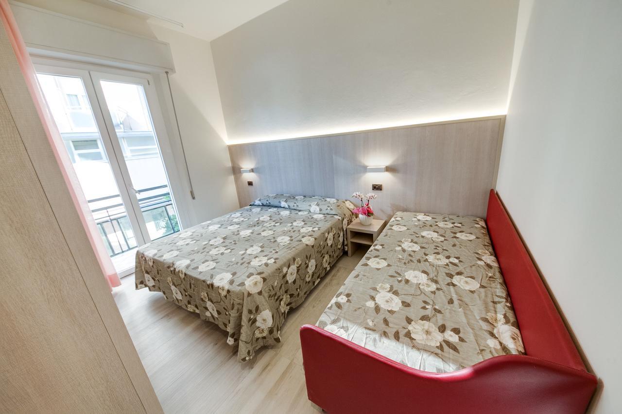 Hotel Barbiani Римини Екстериор снимка