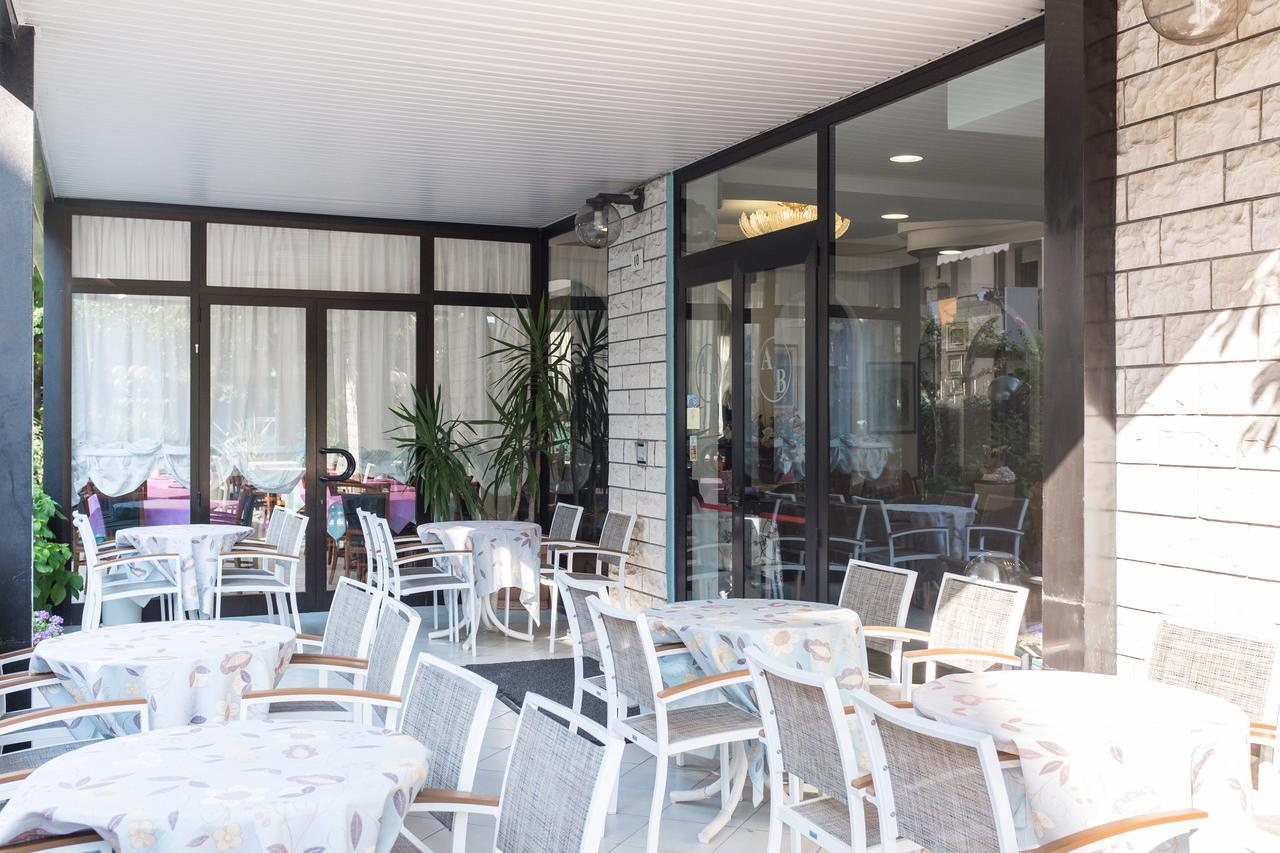 Hotel Barbiani Римини Екстериор снимка